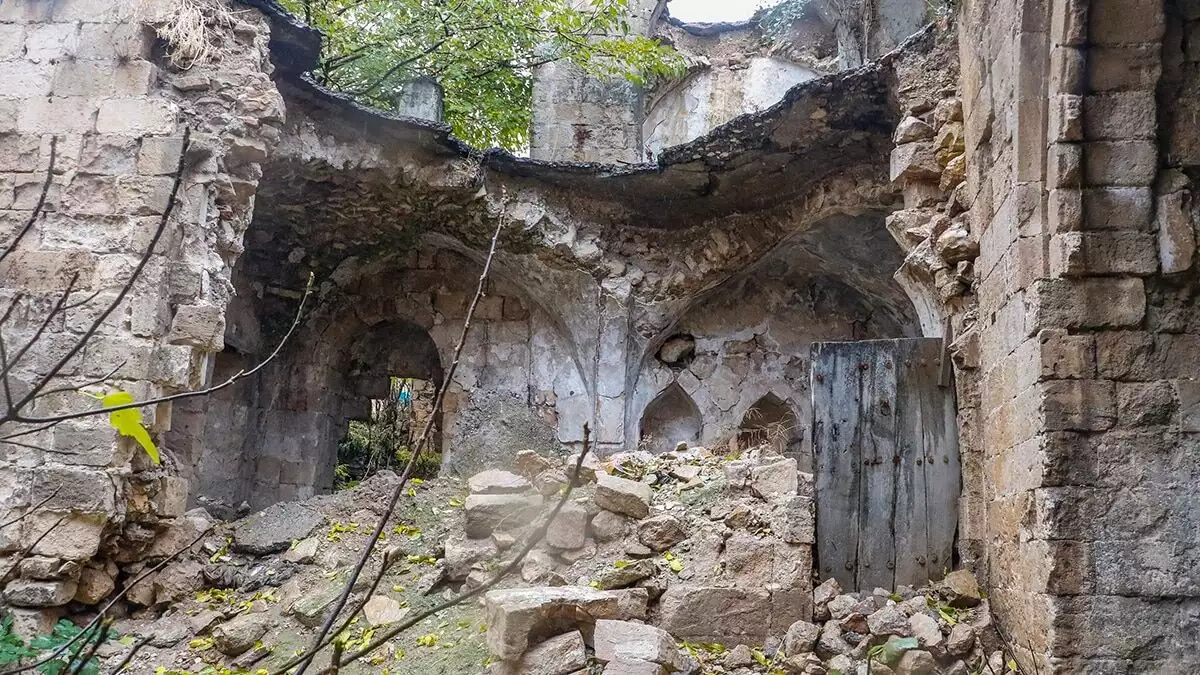 Yakutiye medresesi'nin bir bölümü yağan yağmur sonrası çöktü