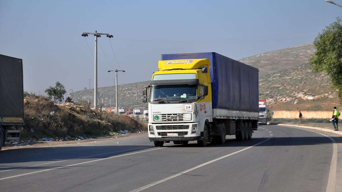 İdlib'e 104 TIR insani yardım malzemesi