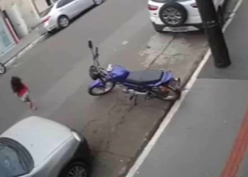 3 yaşındaki kardeşini aracın altında kalmaktan son anda kurtardı