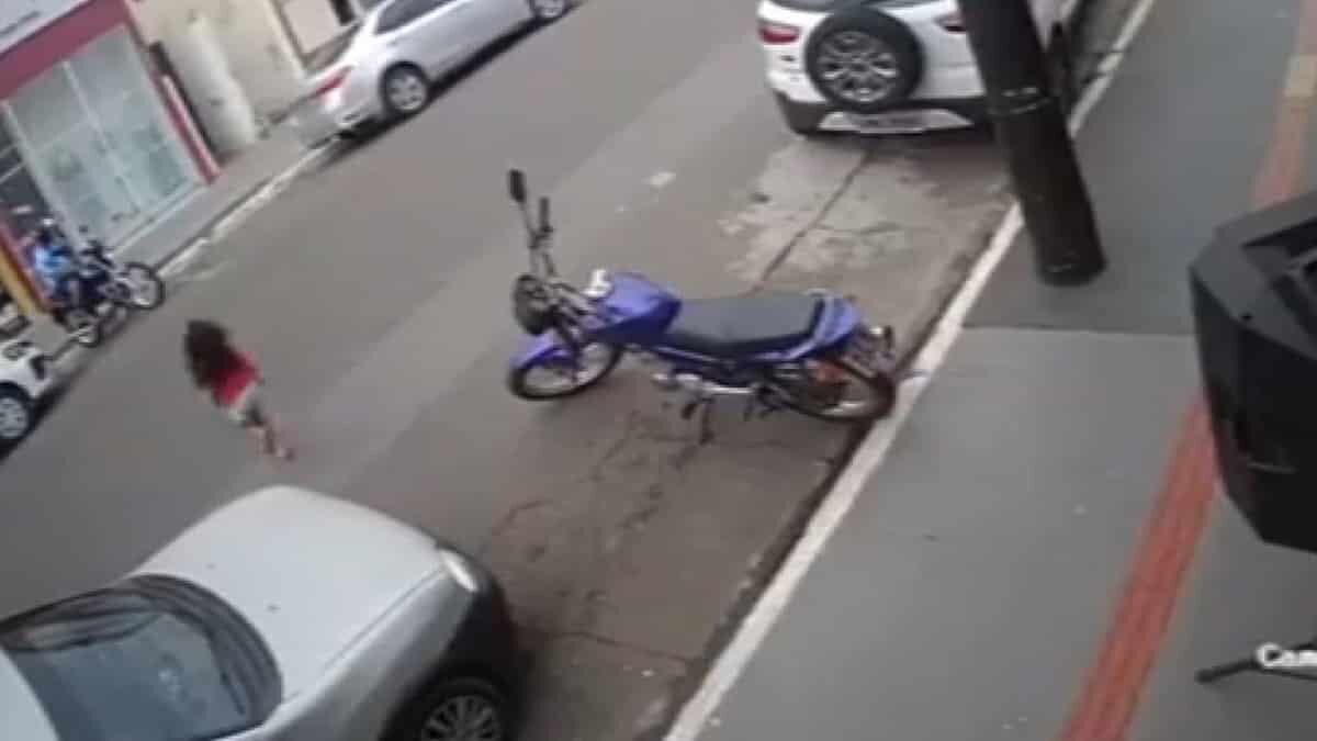 3 yaşındaki kardeşini aracın altında kalmaktan son anda kurtardı