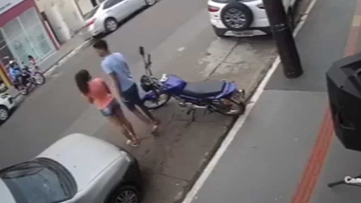 3 yaşındaki kardeşini aracın altında kalmaktan son anda kurtardı