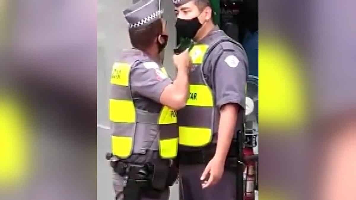 Yemekten geç dönen meslektaşına silah çekti