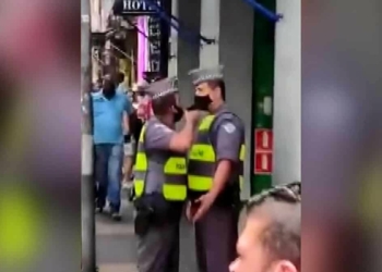 Yemekten geç dönen meslektaşına silah çekti