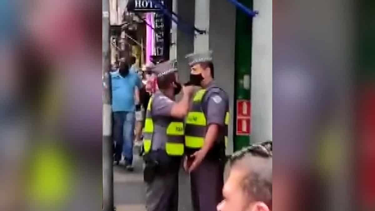 Yemekten geç dönen meslektaşına silah çekti