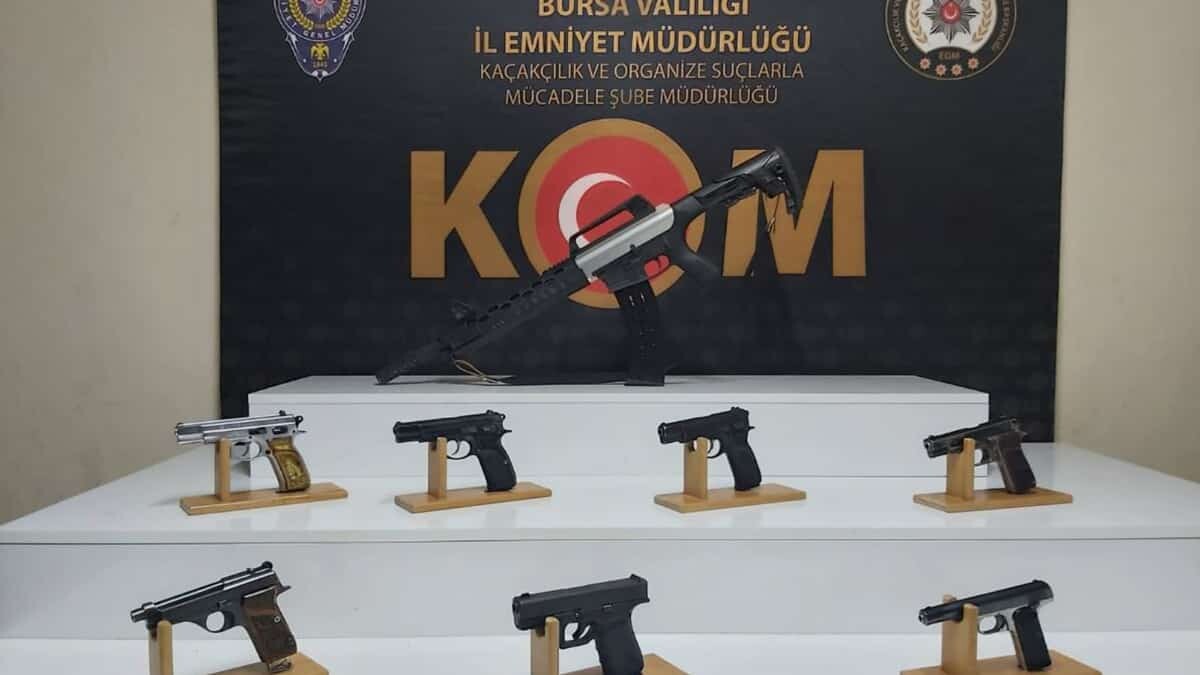 Bursa ve Ankara’da polisin suç örgütüne operasyonunda gözaltına alınan 15 şüpheliden 13’ü çıkarıldıkları mahkemece tutuklandı.