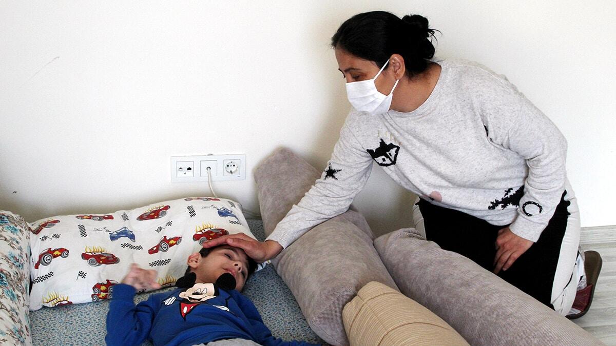 İstanbul'daki mobilya atölyesini, iş yerini ve otomobilini satarak gitmedikleri doktor kalmayan çift, havasının çocuklarına iyi geleceği tavsiyesi üzerine 3 sene önce Antalya'nın Manavgat ilçesine yerleşti.