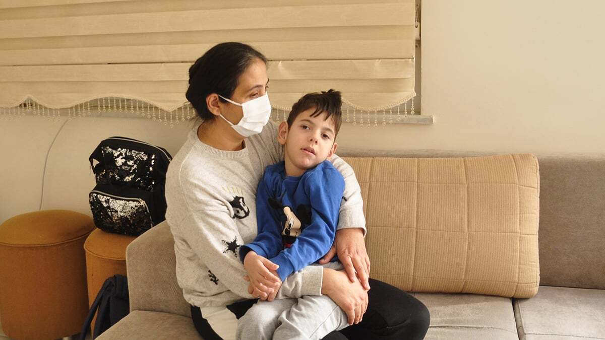 Anne Selda Özdemir (44), "Doktorlar, filmlere ve raporlara baktıklarında Aras'ın koşup oynayabileceğini söylüyor ama oğlum yürümeyi bırakın ayakta bile duramıyor" dedi.