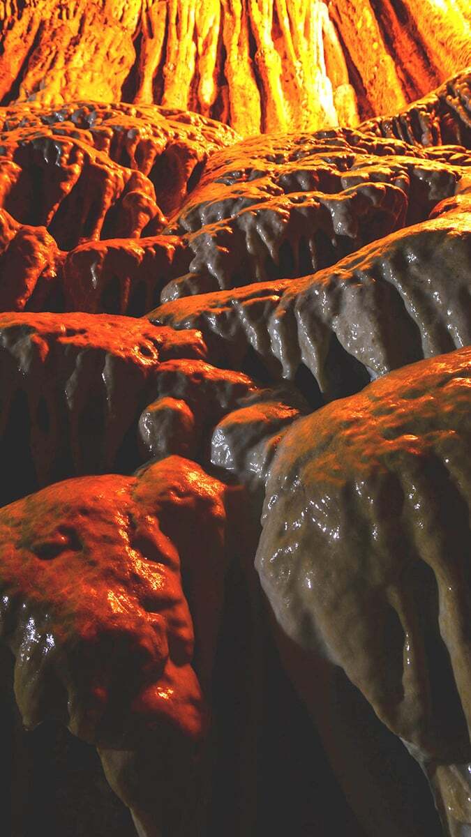 Dünyanın en uzun 2’nci mağarası olan, sarkıtları, dikitleri, deresi, şelaleleri ve göletleri ile ilgi çeken Çal Mağarası'na yılın 11 ayı 182 bin 511 turist geliyor.