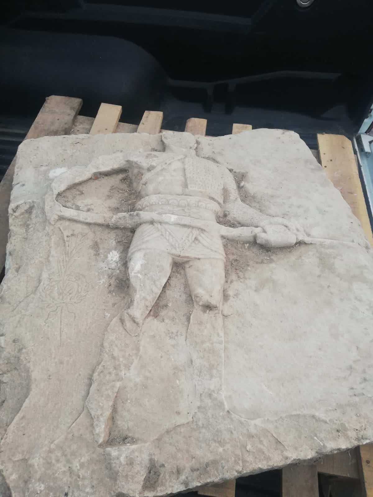 2000 yıllık Gladyatör Rölyefi ele geçirildi