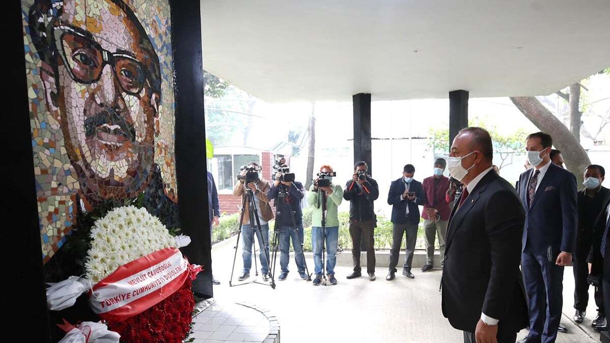 Çavuşoğlu Bangabandhu Anıt Müzesi'ni ziyaret etti