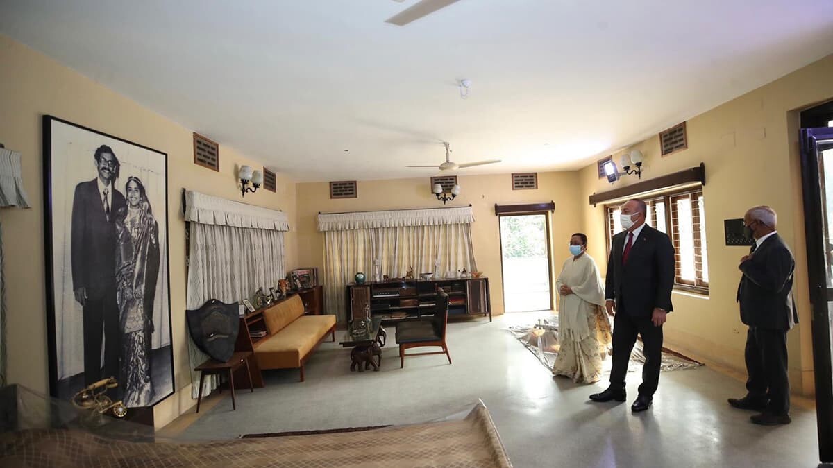 Çavuşoğlu, "Bangabandu’nun saygıdeğer anısına defter imzaladık ve çelenk bıraktık" dedi.