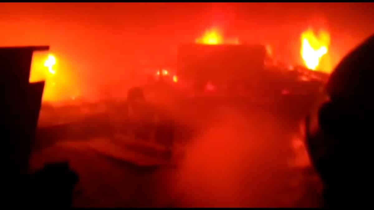 Ekiplerin müdahalesiyle söndürülen yangın fabrikada zarara yol açtı.