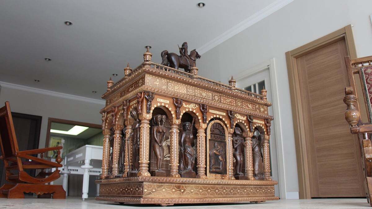 Yıllar önce sandık almaya gelen bir vatandaşın "Bu bir adettir, gelenektir, düğünden sonra zaten kaldırıp atacağız" sözüne içerleyen Öz, paha biçilemeyecek sandıklar yapmaya karar verdi. İlk yaptığı standart dışı sandığın büyük ilgi çektiğini söyleyen Öz, bunların sayısını artırıp sergi açmayı planlıyor.