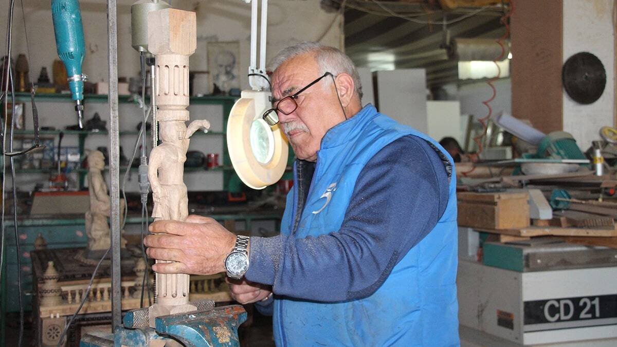 Çeyiz sandığını sanata dönüştürdü