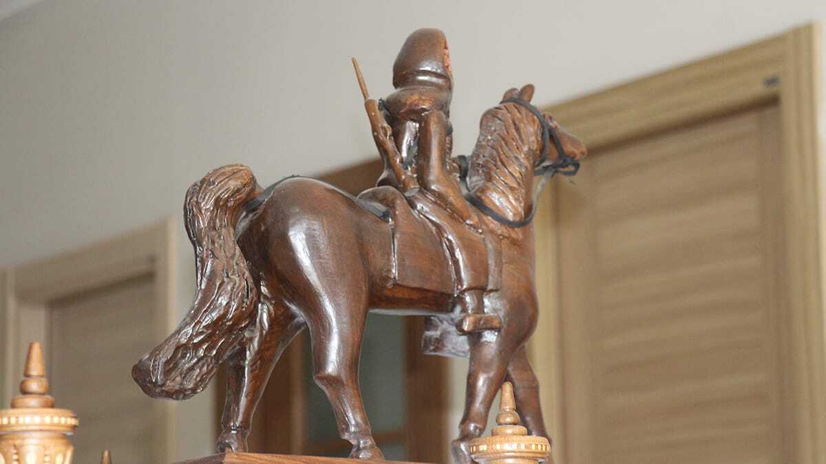 Tokat'ın Erbaa ilçesinde marangoz Mustafa Öz (63), daha önce üretimini yaptığı geleneksel düğünlerin vazgeçilmez adetlerinden olan çeyiz sandığını sanata dönüştürdü.