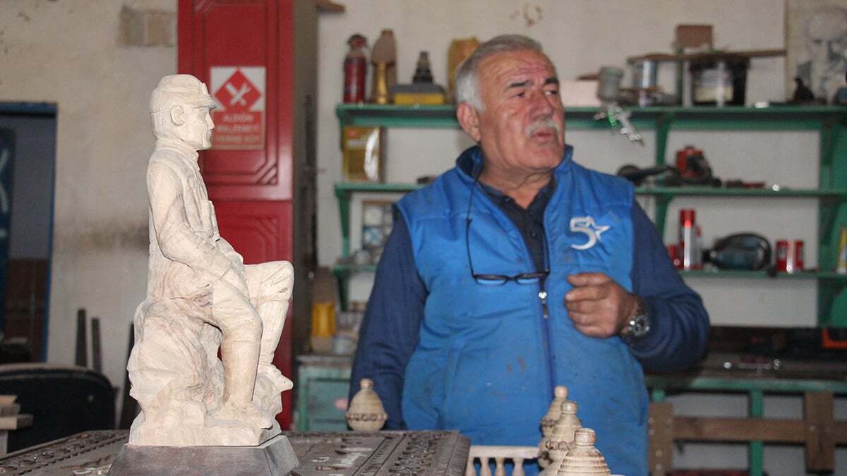 Çeyiz sandığını sanata dönüştürdü