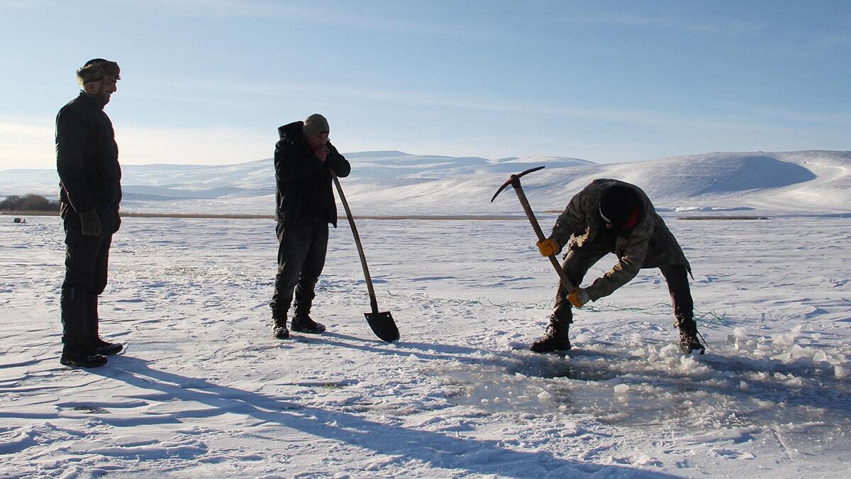 Çıldır Gölü'nde Eskimo usulü balık avı