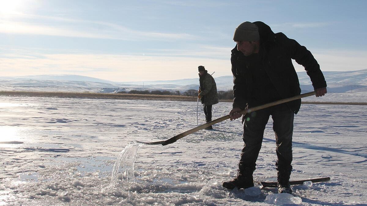 Çıldır Gölü'nde Eskimo usulü balık avı