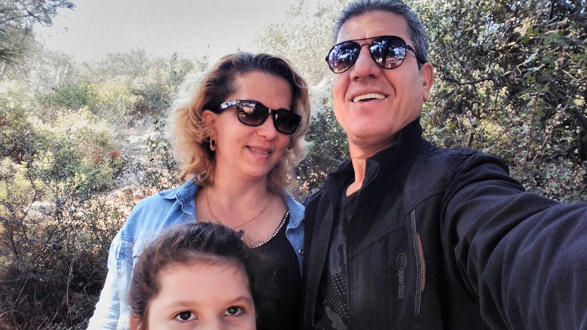 Afyonkarahisar'ın Dinar ilçesinde TIR ile cipin kafa kafaya çarpıştığı kazada, Vehbi Özen (52) ile eşi Ayşe Özen (40), kızı Yağmur Özen (9) ve kayınvalidesi Cemile Kılıçarslan (72) yaşamını yitirdi.