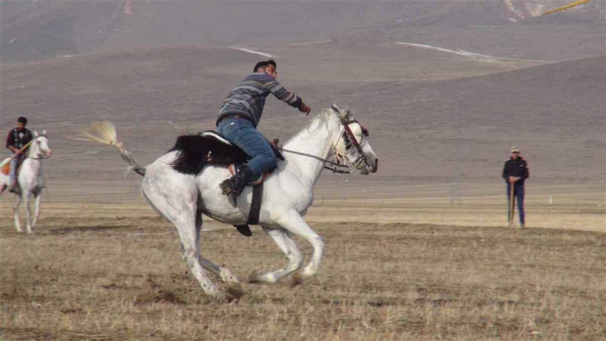 Kars’ın Selim ilçesine bağlı Kekeç köyünde gösteri maçı yapan ciritçiler heyecanlı dakikalar yaşattı. 