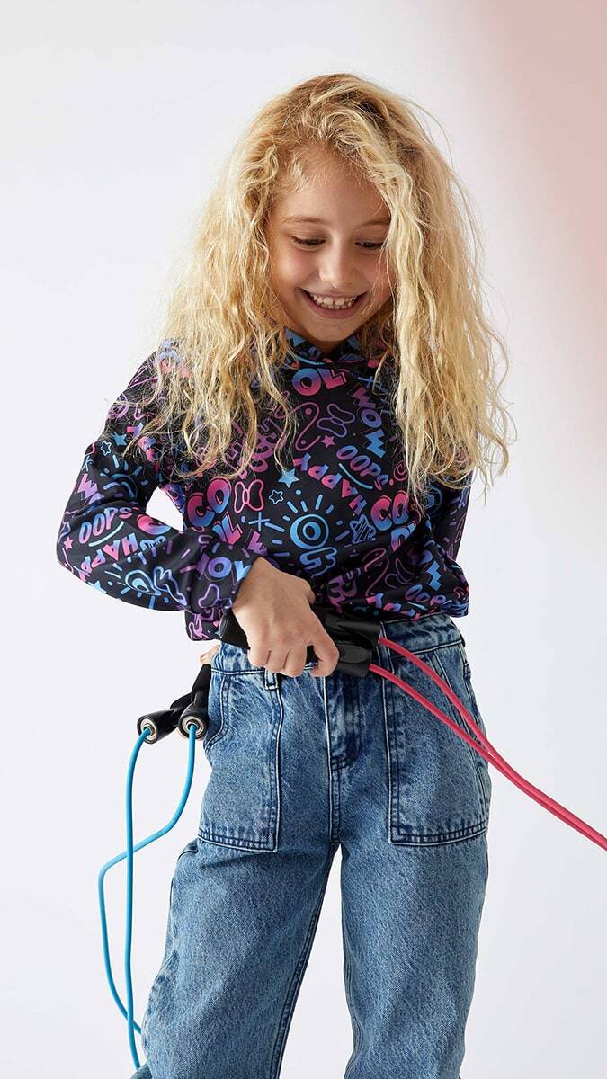 Grafiti baskılı parçalar ön planda