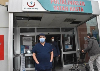 Sertoğulları, yan etkileri nedeniyle ilaçlarını kullanmayan koronavirüs hastalarının, hastalığı daha ağır geçirip, virüsü hızlı yayabileceğini söyledi.