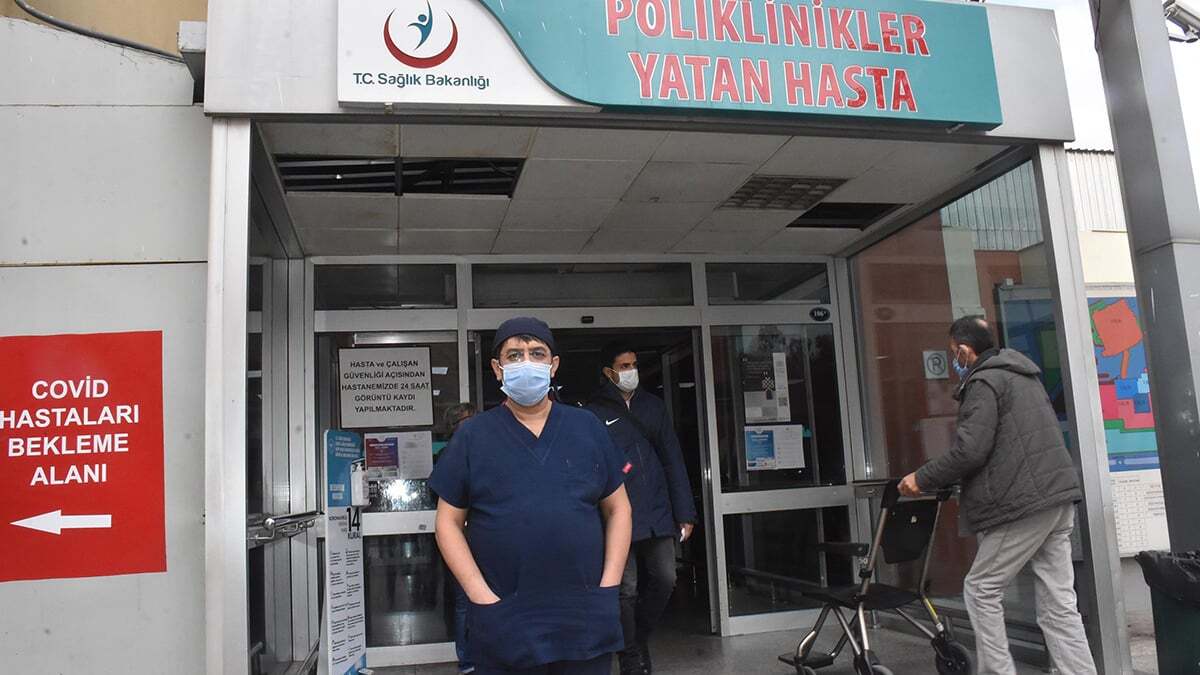 Sertoğulları, yan etkileri nedeniyle ilaçlarını kullanmayan koronavirüs hastalarının, hastalığı daha ağır geçirip, virüsü hızlı yayabileceğini söyledi.