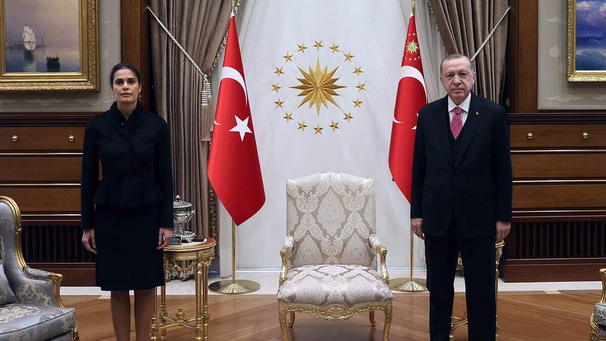 Büyükelçiler ve beraberindekiler, Erdoğan ile hatıra fotoğrafı çektirdi.