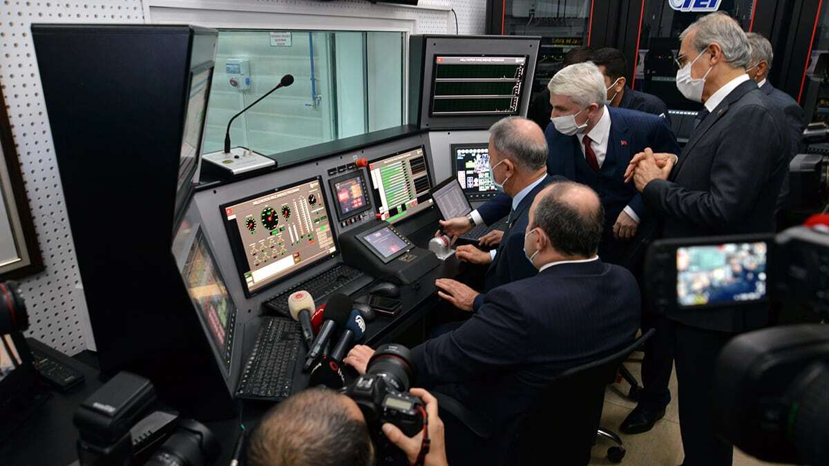 Türkiye, 'Milli Teknoloji Hamlesi' vizyonuyla, kritik teknolojilerin kullanıcısı değil, üreticisi olma yolunda emin adımlarla ilerliyor. İnsan kaynağımız zengin, mühendislik kabiliyetlerimiz oldukça gelişmiş durumda.