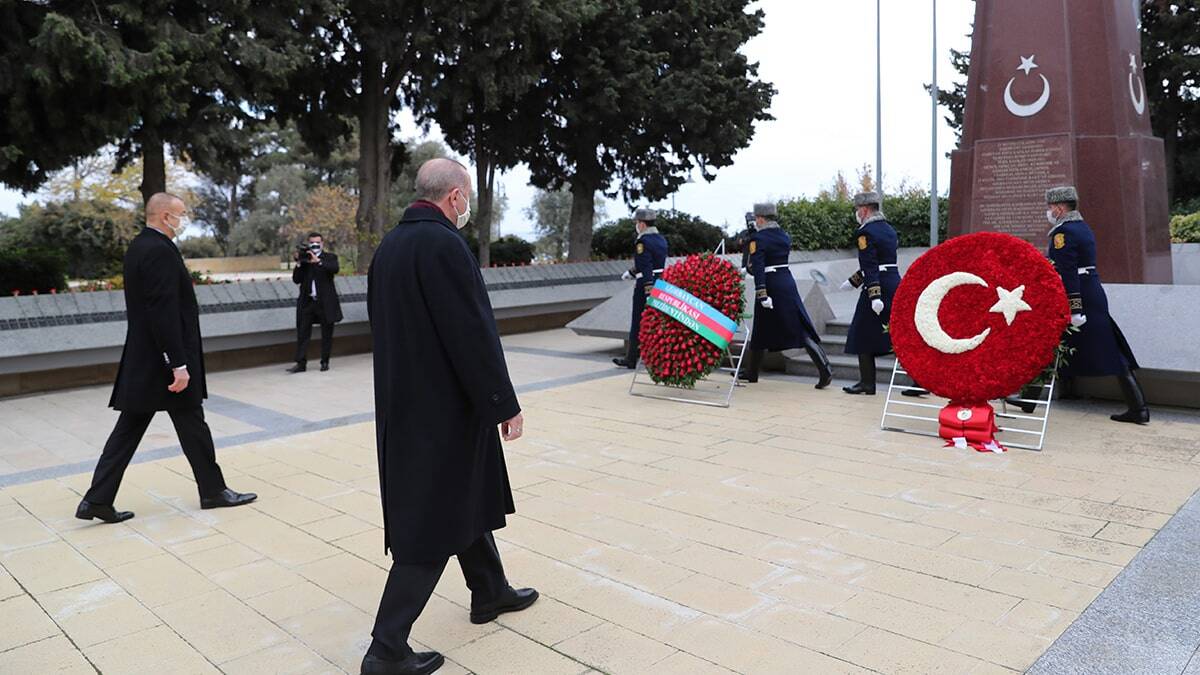 Erdoğan, Bakü'deki Türk Şehitliği'ni ziyaret etti
