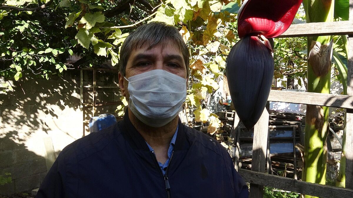 Muz fidanının ilk mahsulünü aldı