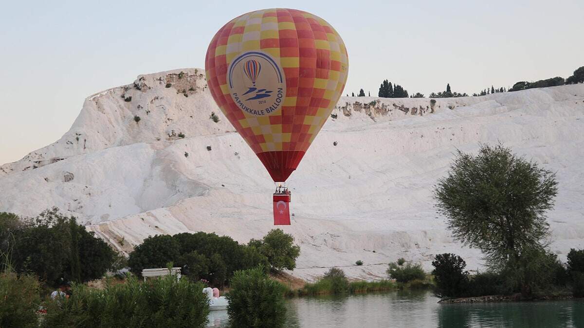 Turistler, kısıtlama boyunca Pamukkale'de sıcak hava balon turu yapabilecek.