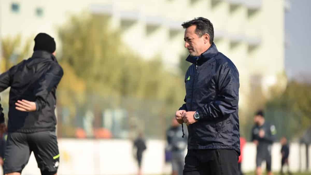 Yukatel Denizlispor'da Togolu sağ kanat oyuncusu Mathieu Dossevi, sakatlığı nedeniyle 2 hafta daha sahalardan uzak kalacak.