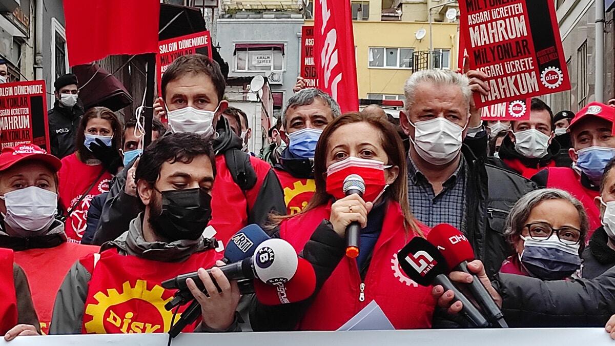 Devrimci İşçi Sendikaları Konfederasyonu DİSK'ten asgari ücret eylemi. DİSK asgari ücretin 3800 lira olması talebiyle tüm Türkiye'de aynı zamanda eylem yaptı.