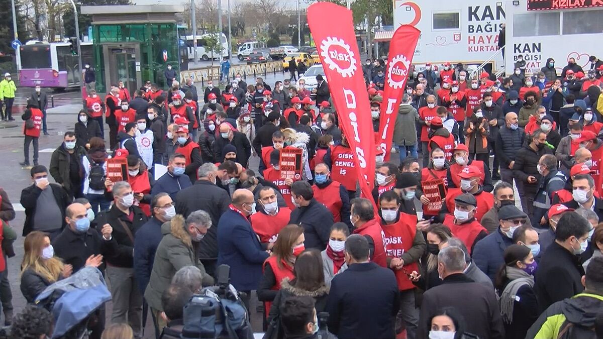 Devrimci İşçi Sendikaları Konfederasyonu (DİSK) , asgari ücretin açıklandığı dakikalarda Kadıköy'de asgari ücret eylemi yaptı.