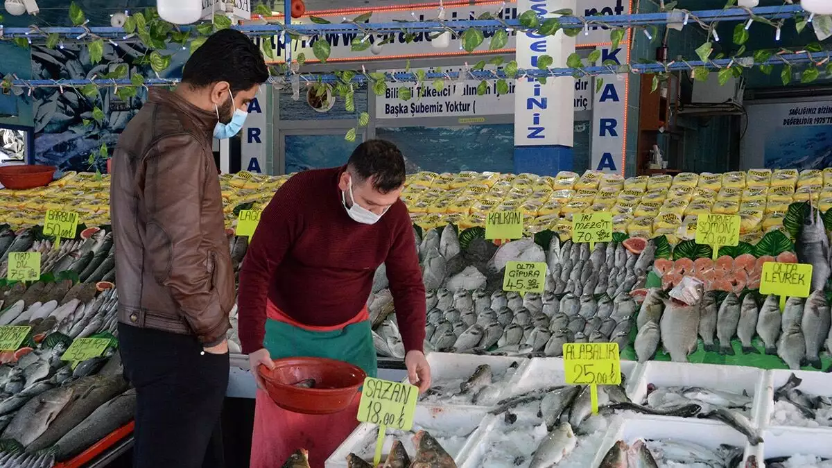Koronavirüs tedbirleri kapsamında yiyecek içecek hizmeti veren yerlere yönelik getirilen müşteri yasağı sonrasında diyarbakır'da balık satışları yüzde 40 oranında arttı.