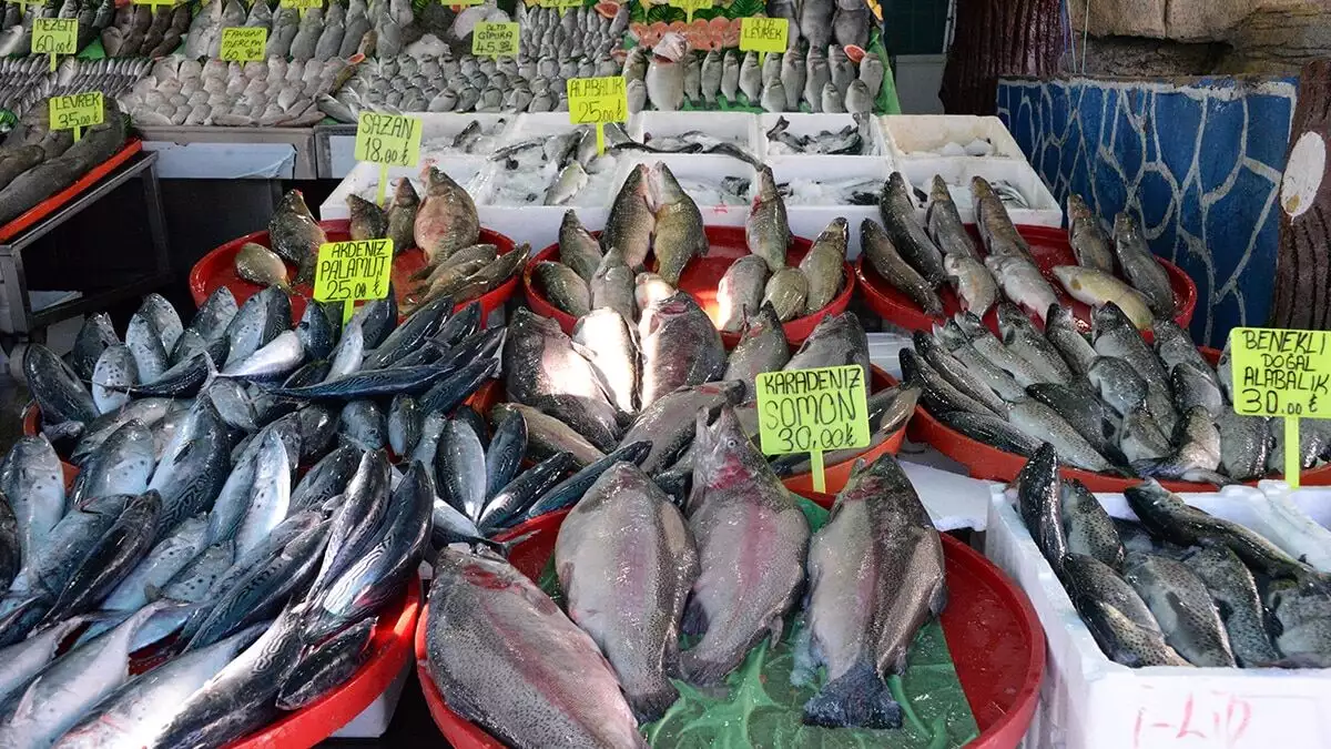 Kendi işletmesinde kısıtlama öncesinde günde ortalama 300 kilo balık satıldığını söyleyen aydemir, kısıtlamalarla birlikte bu rakamın 500 kiloya çıktığını anlattı.