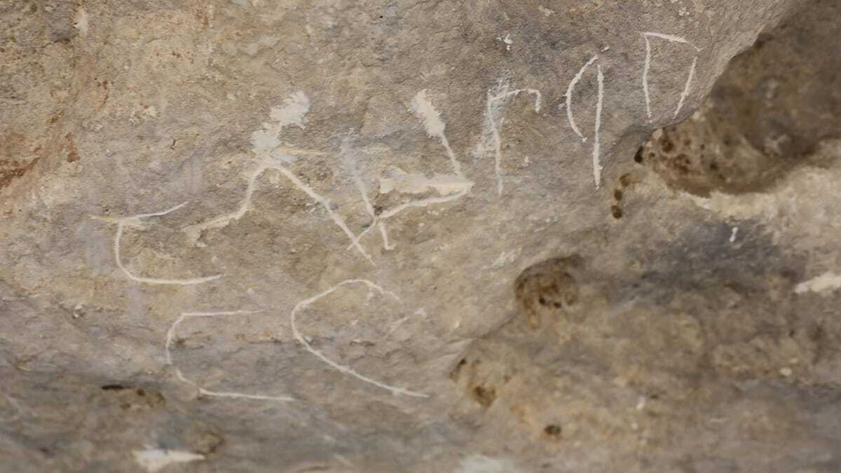 Dülük Antik Kenti'nin duvarları yazı tahtasına döndü