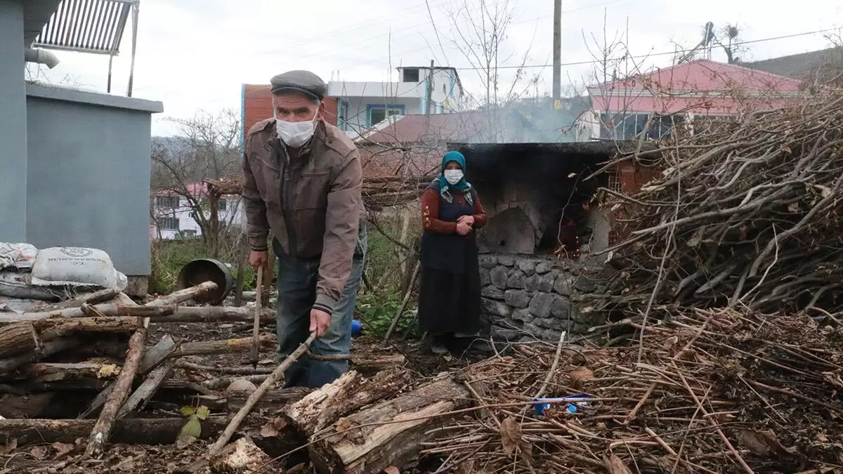 Maske, mesafe ve temizlik kurallarına herkesin uyduğu 100 haneli mahallede, koronavirüs vakası hiç görülmedi. Ev ziyaretlerinin tamamen rafa kaldırdığı mahallede, tedbirlere dikkat çekmek için her gün cami hoparlöründen de uyarı anonsları yapılıyor.