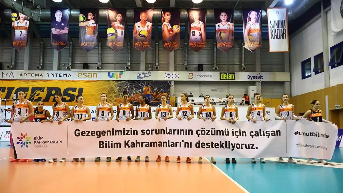 Çan gençlik kale spor'u konuk eden eczacıbaşı vitra, sahadan 25-22, 25-17 ve 25-20'lik setlerle galip ayrıldı.