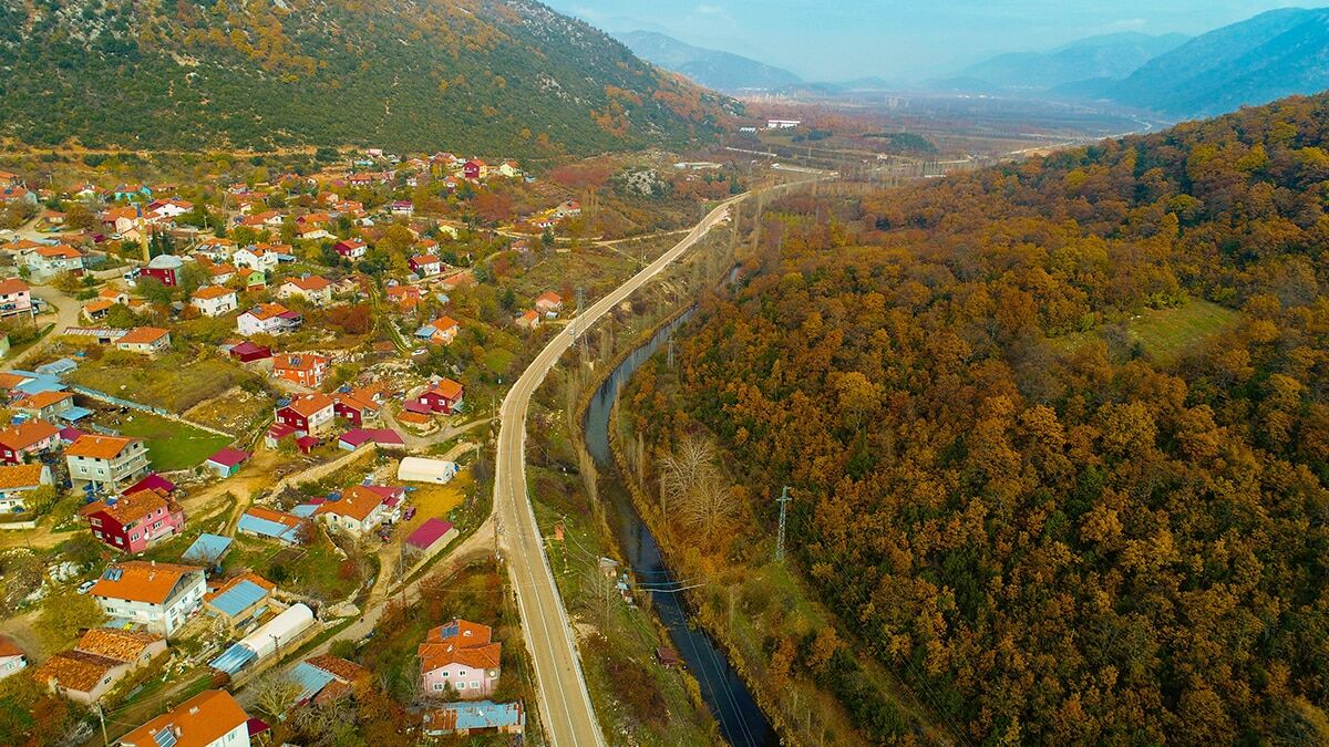 Isparta'nın Eğirdir ilçesinde özel izin ve randevuyla giriş yapılabilen Türkiye'nin tek kasnak meşesi ormanı ve aynı bölgedeki Kovada Gölü Milli Parkı ve çevresi, kış mevsiminde sonbahar renkleriyle süslendi.