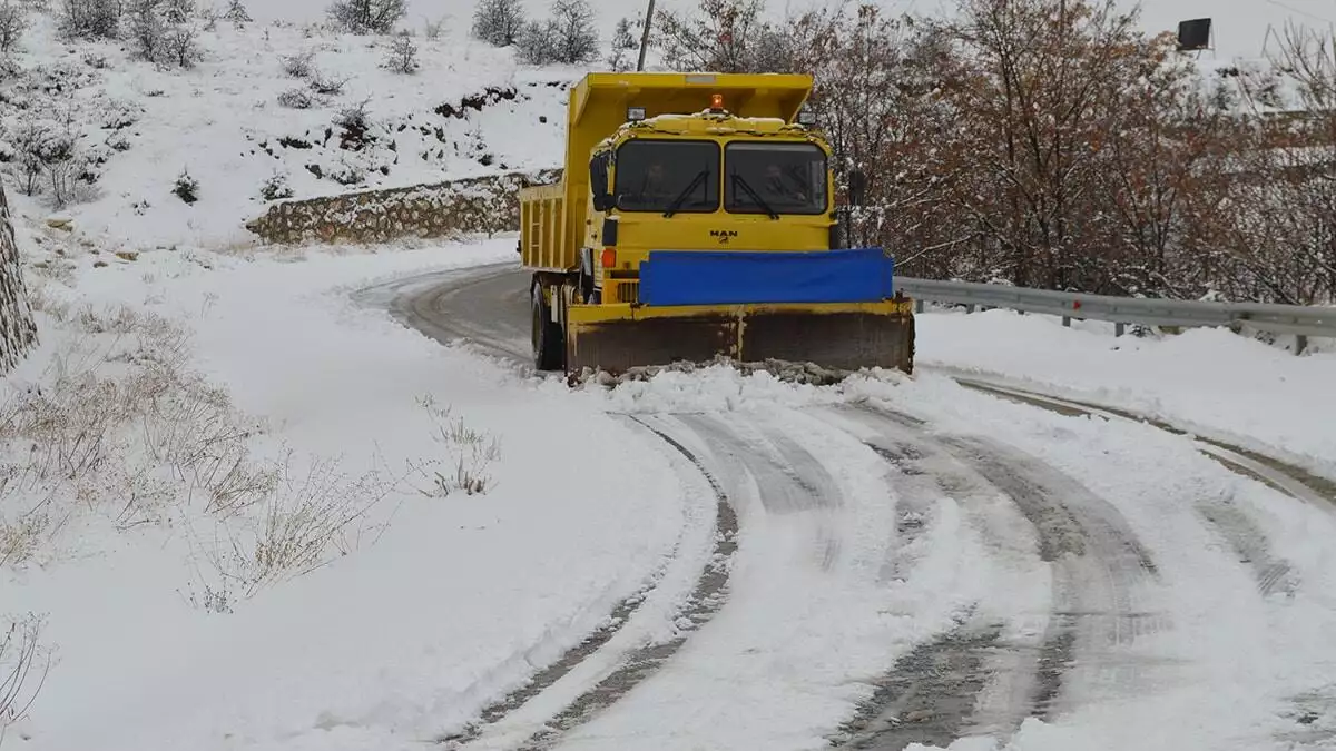 Elazığ'da, kardan kapanan 90 köy yolundan 77'si açıldı