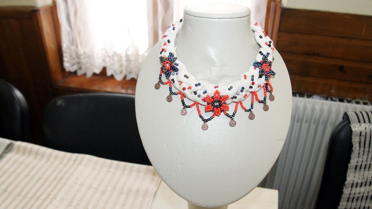 Kadınlar elpek bezinden gömlekten masa örtüsüne, çantadan el bezine kadar birçok ürün yaparak satıyor.