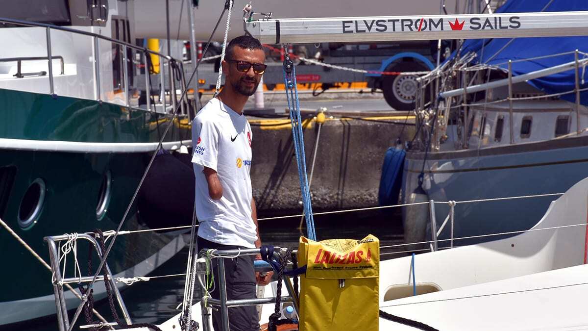 23 yaşında bir yelken kulübüne giderek deniz sevgisini ve yelkenli merakını anlatan Akbulut, zorlu bir eğitim alıp, sıkıntılı süreçlerden geçerek 10 yılda profesyonel yelkenci oldu.