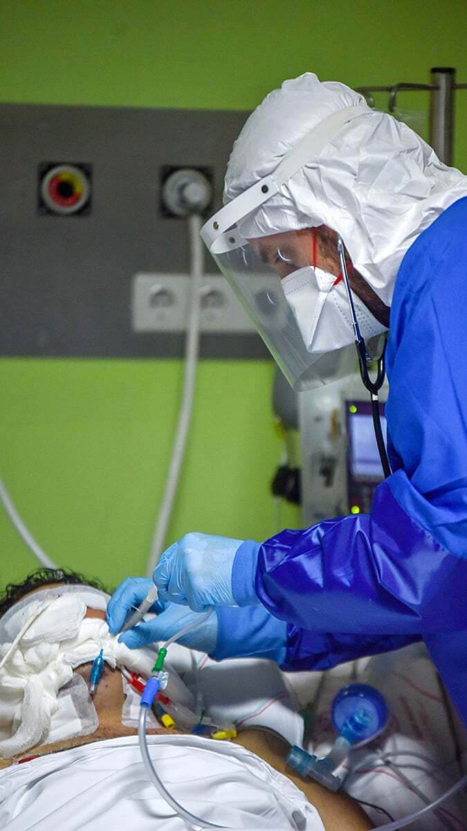 Antalya'da koronavirüs hastalarının tedavisi için 16'sı kamu, 2'si üniversite, 28'i özel olmak üzere toplam 46 hastanede sağlık çalışanları 24 saat durmaksızın mücadele ediyor. Geçen haftalarda vaka oranının iki kat artış gösterdiği kentte yoğun bakım doluluk oranı da yüzde 71'e ulaşmıştı. 