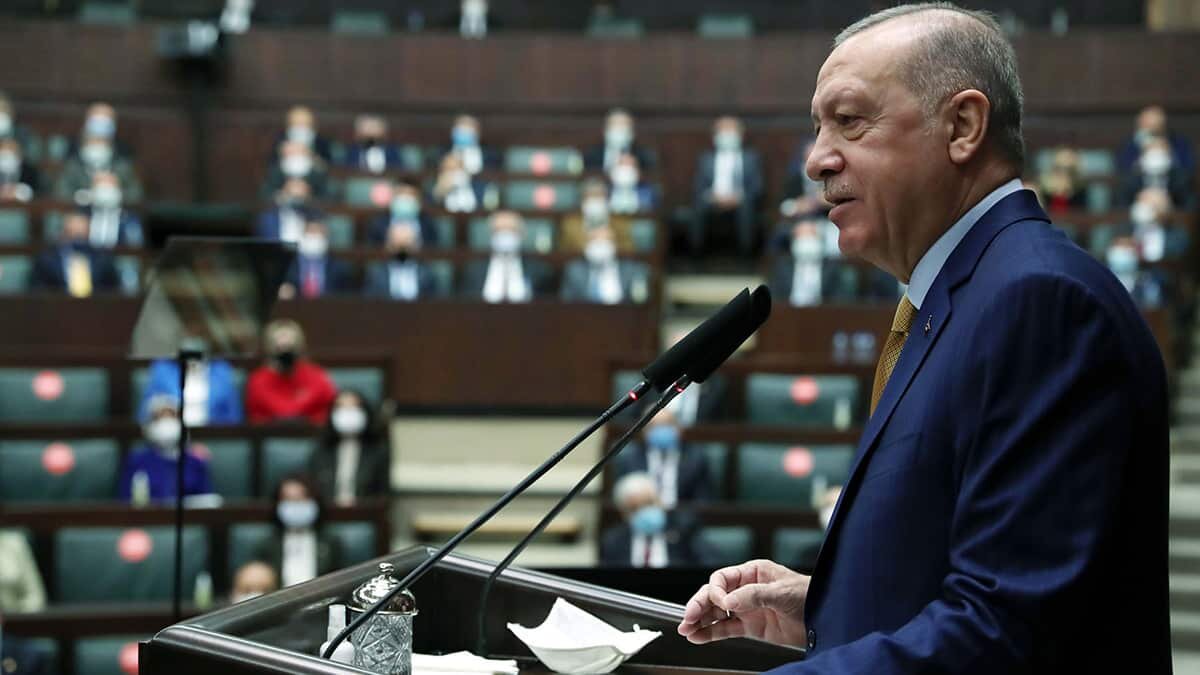 AİHM, bizim mahkemelerimizin yerine geçecek şekilde karar veremez. AİHM'in Demirtaş'ın tahliyesini istemiş olması resmen çifte standarttır hatta ikiyüzlülüktür.