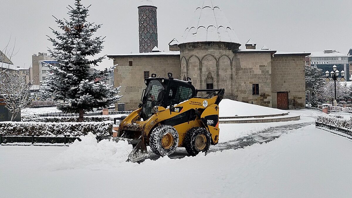 Erzurum, Ağrı ve Ardahan'da gece başlayan kar yağışı aralıklarla devam ediyorken bölgede yaşayanlar güne karla uyandı.