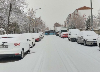 Güne karla uyandılar