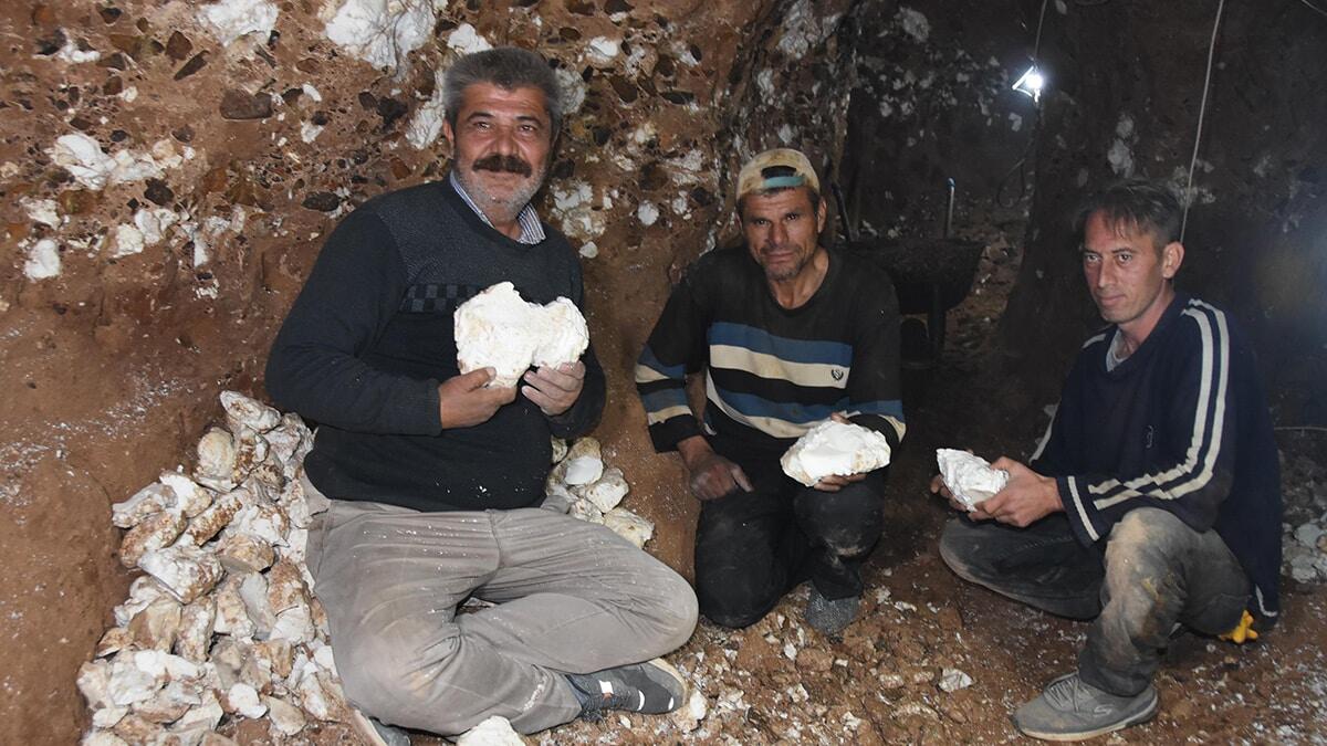 Beyaz altın lületaşı yerin 100 metre altından çıkarılıyor