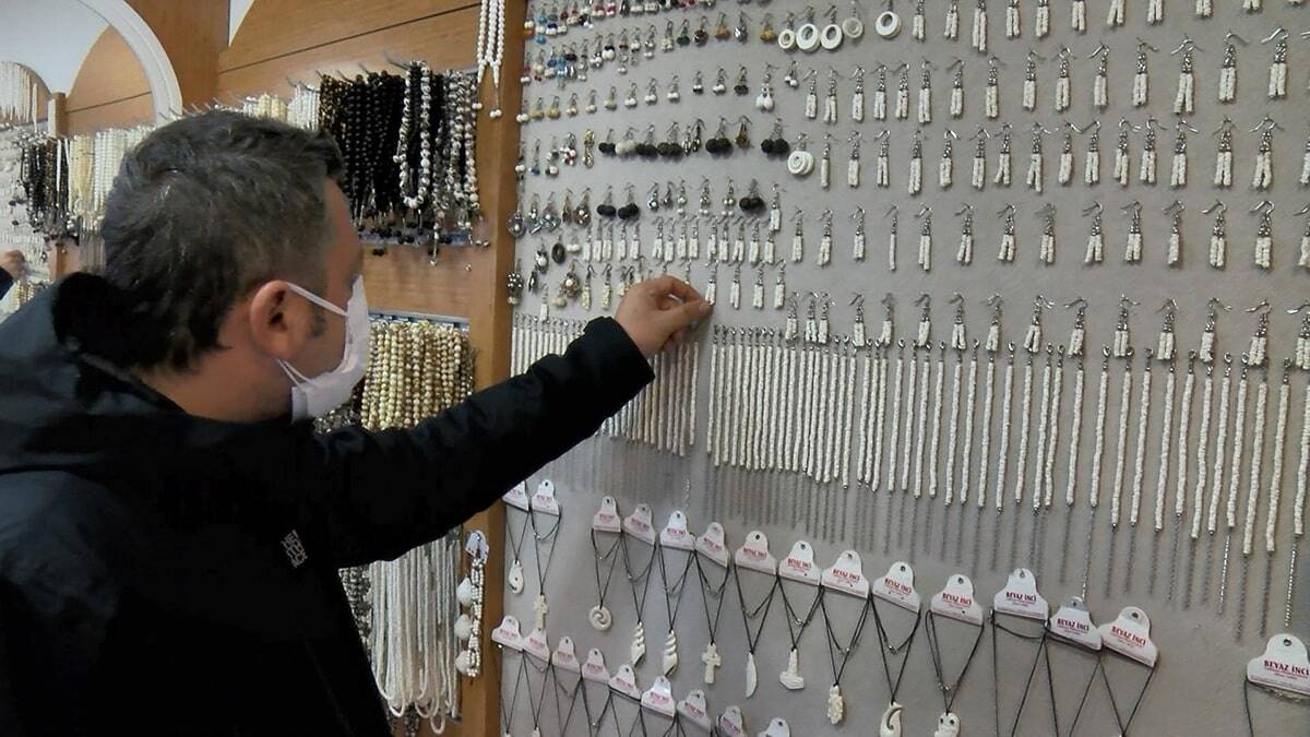 Beyaz altın ya da denizköpüğü adıyla bilinen lületaşı, başta Çin olmak üzere birçok ülkeye ihraç edilirken, son dönemlerde yeni çırak ile ocağa inecek işçi bulunamadığı için meslek yok olma tehlikesiyle karşı karşıya kaldı. Lületaşı ustalarından Fehmi Yavuz, "Ben bu taşa aşığım. Her işimi bırakıyorum, ocağa gelip bu taşa sarılıyorum. Bizim meslek odamız bile yok. Sayımız az olduğu için. Biz saatçiler odasına kayıtlıyız" dedi.